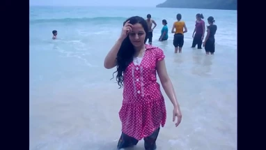 Desi ladki poora dikhate hue .MP4