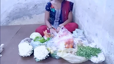 Desi girl scolded a vegetable buyer selling vegetables