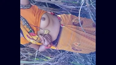 Indian desi Village bhabhi outdoor pissing porn