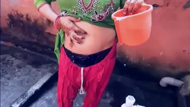 Desi village milf nangi aurat bathing outdoor